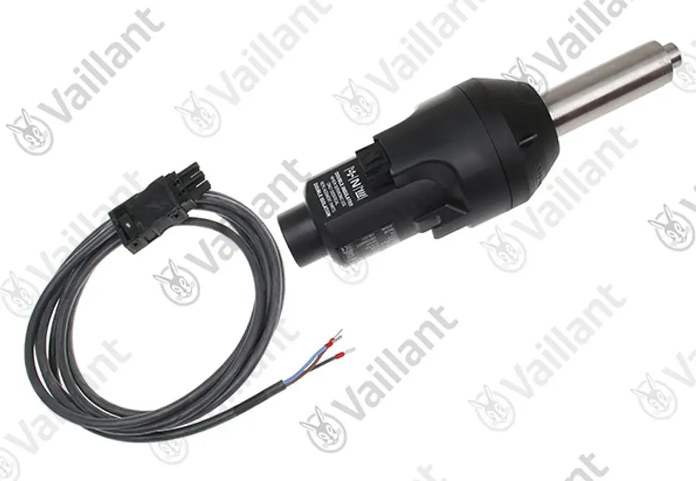 Vaillant Gebläse mit Anschlussstecker und Kabel. Das Produkt hat eine runde Form und dient vermutlich der Luftzirkulation in Heiz- oder Klimaanlagen.